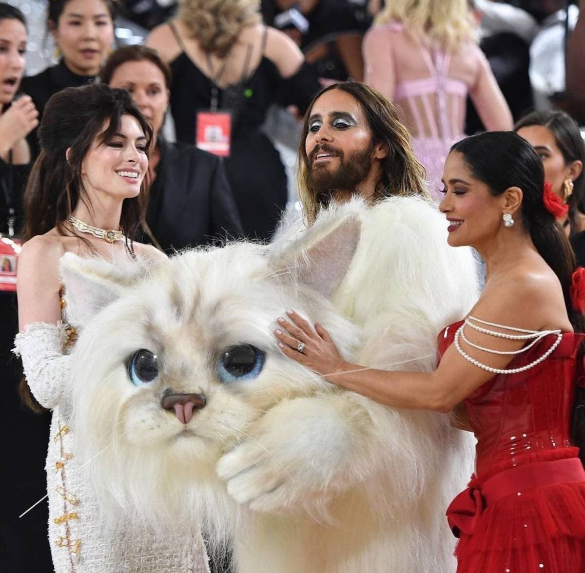 Ane Hataway, Jared LEtto y Salma Hayek.jpg