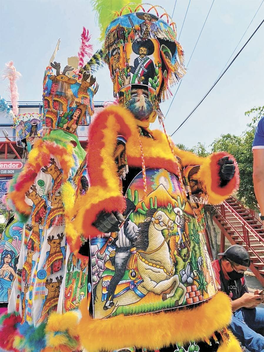 Si vuelven los autocinemas y se ofician misas en auto, porqué no bailar una vez al ritmo del chinelo. Si vuelven los autocinemas y se ofician misas en auto, porqué no bailar una vez al ritmo del chinelo.