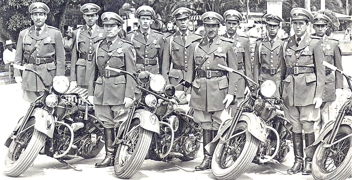 Cuerpo de Motociclistas del Estado de Morelos, en el Jardín de los Héroes de Cuernavaca (hoy Plaza de Armas Emiliano Zapata) C.a. 1957. Fototeca Valentín López González.