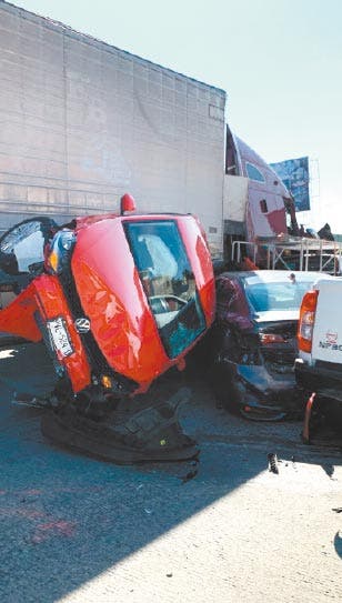 27 horas de ayer, socorristas de Cuernavaca fueron alertados de un fuerte accidente en los carriles de norte a sur del Paso Express, donde un tráiler se había quedado sin frenos e impactó a varios vehículos. 