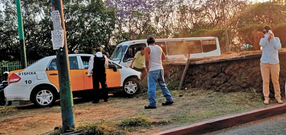 Choca su taxi contra una jardinera 