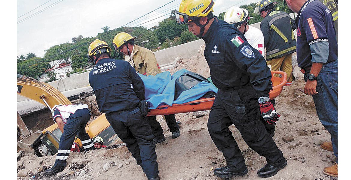 30 a.m cayó el auto en el socavón, Juan Mena y su padre pidieron ayuda, que no obtuvieron; murieron por asfixia casi dos horas después. 