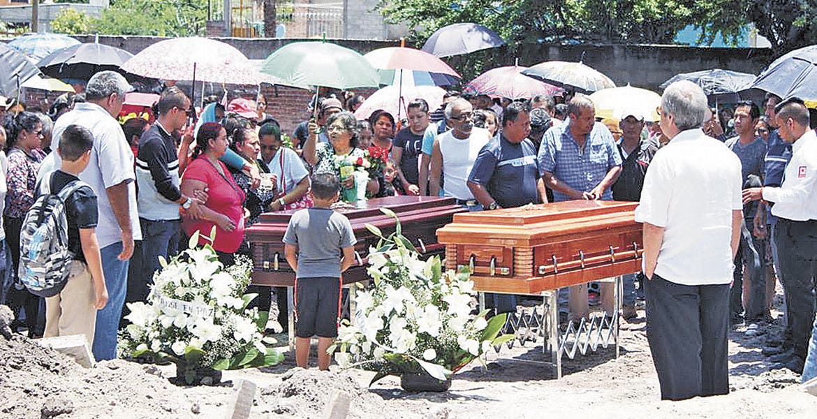 SEPELIO FAMILIA MENA ROMERO - SOCAVÓN - PASO EXPRESS SEPELIO FAMILIA MENA ROMERO - SOCAVÓN - PASO EXPRESS