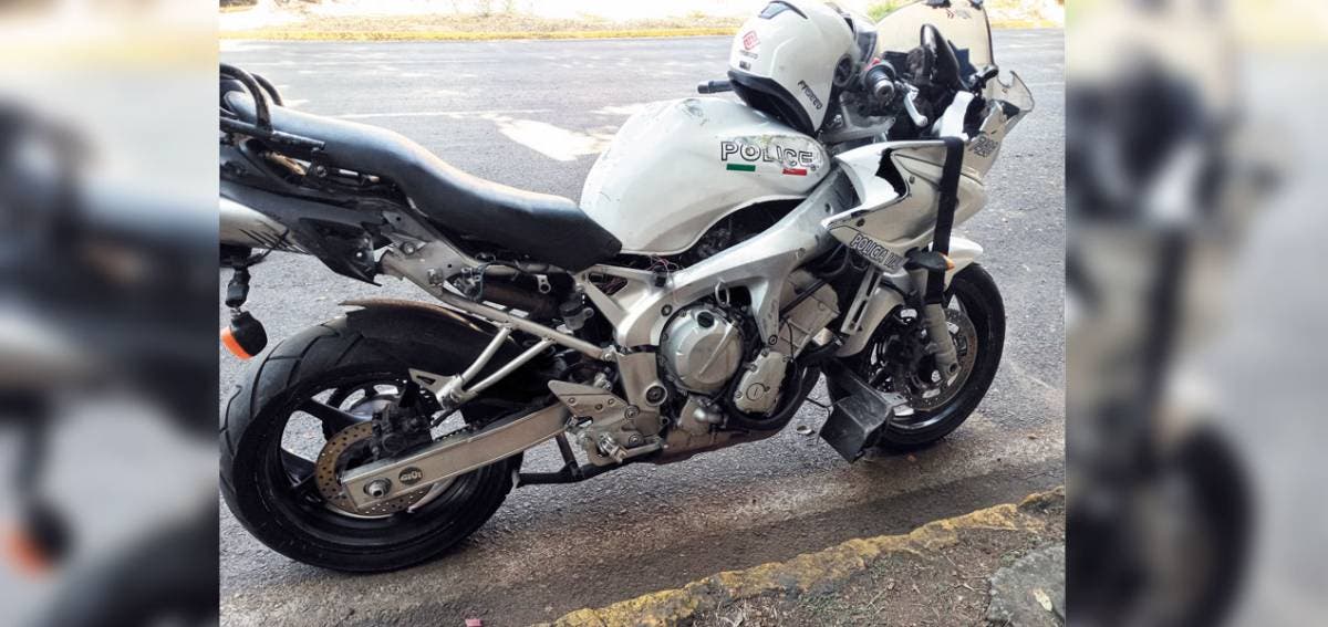 Al cambiarse de carril mientras patrullaba por la avenida Teopanzolco, un policía vial fue arrollado por un auto, la tarde de ayer. Al cambiarse de carril mientras patrullaba por la avenida Teopanzolco, un policía vial fue arrollado por un auto, la tarde de ayer.