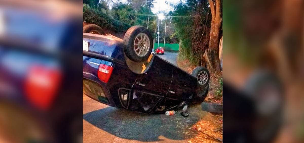 Con las llantas para arriba, quedó un Pointer luego de que su conductor perdiera el control y volcara Con las llantas para arriba, quedó un Pointer luego de que su conductor perdiera el control y volcara