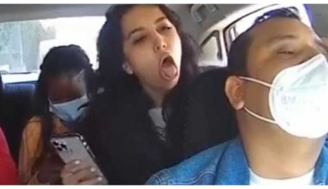 Arrestan a mujer que tosió en la cara a conductor de Uber