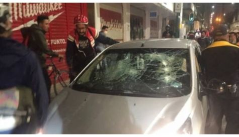 Auto es destrozado por ciclistas durante protesta.jpg