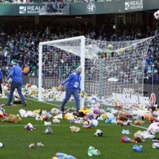La invasión solidaria de peluches en el campo del Betis.jpg