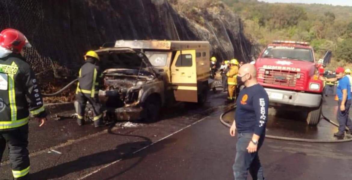Se incendia camioneta de valores en la México-Cuernavaca