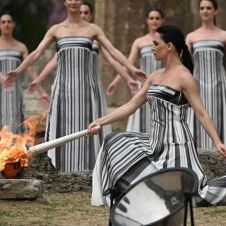Ha sido encendida en Olimpia la llama de los Juegos Olímpicos de París 2024