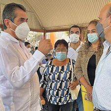 Marco-Antonio-Cantú-Cuevas-visitó-el-módulo-de-vacunación-contr.jpg