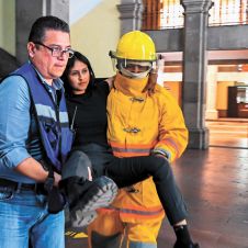 Simulan sismo de 7° en Palacio de Gobierno