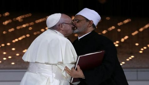 El beso del Papa Francisco que demostró la unión entre diferentes religiones.jpg