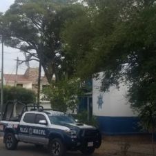 Policía es víctima de asalto, se llevaron su patrulla y su arma.jpg