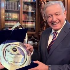 Nombran a AMLO embajador de béisbol en el mundo.jpg