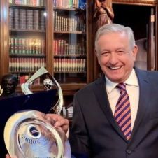 Nombran a AMLO embajador de béisbol en el mundo  .jpg