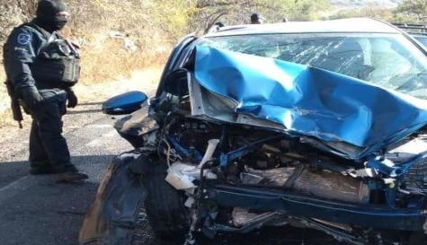 Muere mujer en choque frontal de vehículos en Cañón de Lobos.jpg