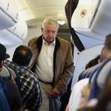 AMLO pone a temblar a policías y azafatas al viajar en vuelos comerciales.jpg