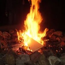 Una joven de 16 años se lanzó a una fogata, al parecer en un ataque de ira.jpg