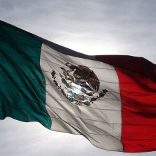 AMLO encabeza ceremonia por el día de la bandera.jpg