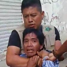 Vendedor de aguas es sometido violentamente para decomisarle su producto.jpg