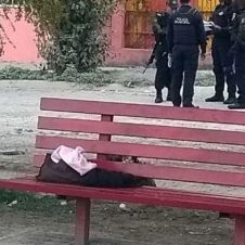 Abandona el cuerpo de una bebé recién nacida en banca de un parque.jpg