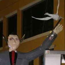 Arde muñeco de Peña Nieto en Quema del mal humor del Carnaval de Mazatlán.jpg