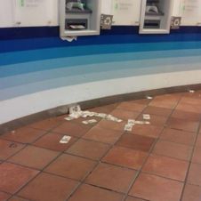 Cajero arroja lluvia de billetes de 500 pesos .jpg