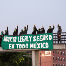Mujeres de México se manifiestan a favor del aborto legal y seguro en el país.png
