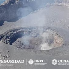 Realizan sobrevuelo al volcán Popocatépetl, para conocer estado del cráter interno.jpeg