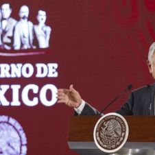 AMLO pospone presentación de compromiso firmado de ‘no reelección’ .jpg