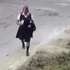 VIDEO: Hombre acosaba estudiantes vestido de colegiala