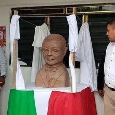 Se vuelve viral busto 'alienigena' de Benito Juárez.jpg