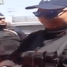 Vete a lavar los trastes le dice policía a mujer que grababa detención.png
