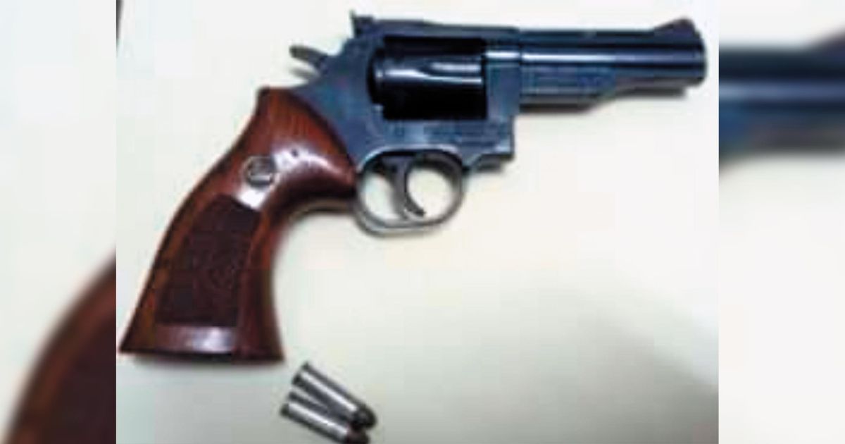 Detienen a menor de edad con arma y droga