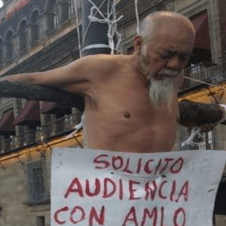Hombre se crucifica, exige hablar con el presidente López Obrador.png