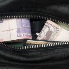 Hombre encuentra maleta con 40 mil pesos y la devolvió a su dueño.jpg