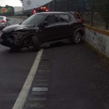 Choca camioneta contra muro en Tres Marías.jpg