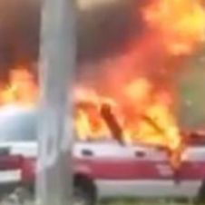 Supuestos narcos queman a taxista vivo dentro de su unidad.jpg