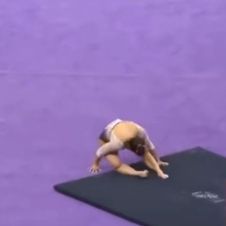 Gimnasta se rompe ambas piernas durante competencia universitaria.jpg
