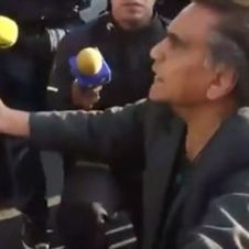 Hombre se hinca y pide a manifestantes lo dejen pasar o perderá su trabajo.jpg