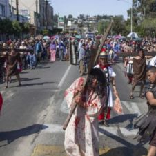 'Jesús' ebrio durante viacrucis en Tlaxcala causo burlas y críticas.jpg