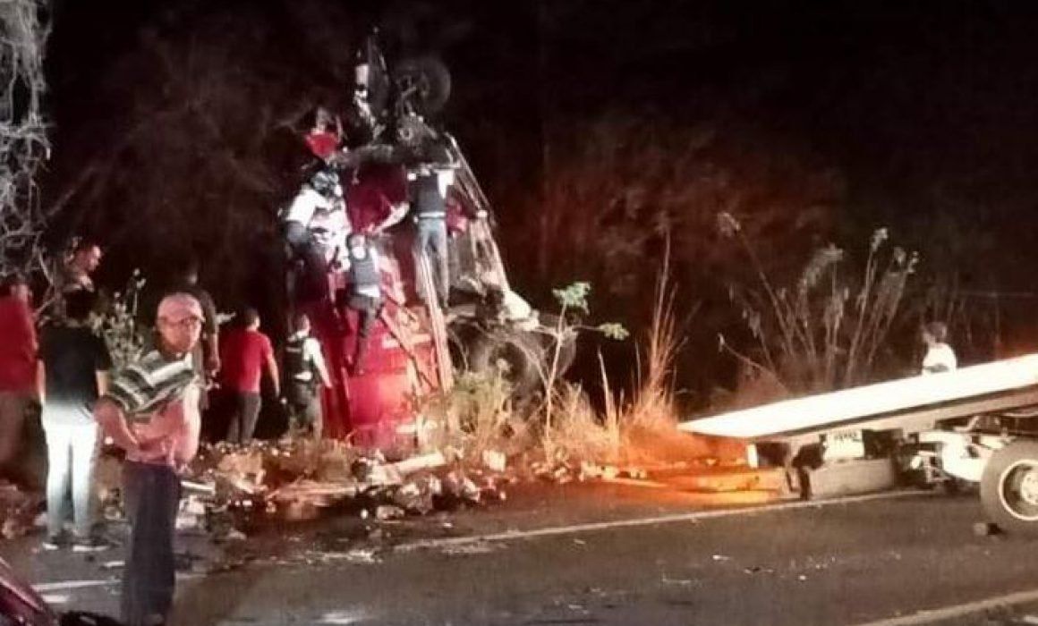Choque en la autopista Siglo 21 deja un saldo de cinco muertos y dos ...