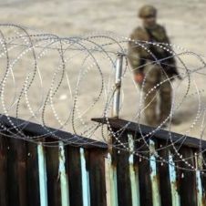 Elementos del ejercito mexicano desarman a soldados de E.U. en zona fronteriza.jpg