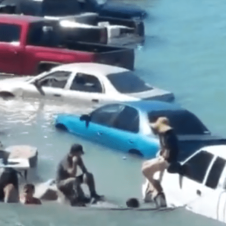 Autos de turistas son arrastrados por marea alta.png