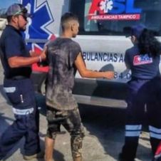 Joven en estado de ebriedad es enterrado en la playa y abandonado por sus amigos.jpg