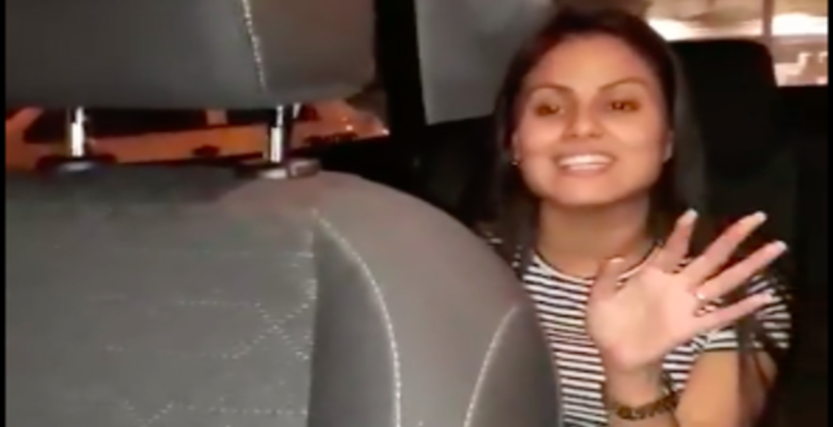 Mujer golpea a conductor de Uber por negarse llevarla a su destino