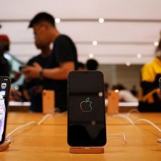 Exige a Apple 1,000 millones de dólares por ser detenido a causa de un error de su sistema de reconocimiento facial