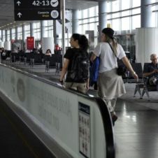 Mujer mexicana y hombre rumano son atacados en aeropuerto de España.jpg