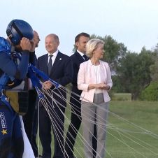 VIDEO: Captan a Joe Biden desorientado durante reunión con el G7